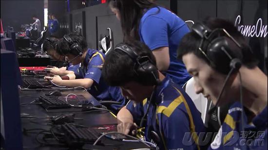 的成熟与自 的成熟与自